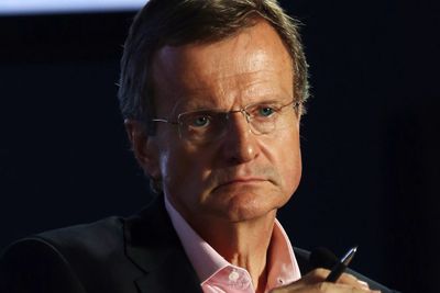 Telenors konsernsjef Jon Fredrik Baksaas måtte onsdag forklare seg om korrupsjonsmistankene i VimpelCom i møte hos næringsministeren. Baksaas bekreftet også at økokrim har avhørt ham som vitne i saken.