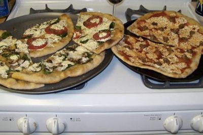 Oversatt fra engelsk, vil det nye systemet beskrive bildet slik: «To pizzaer oppå en komfyr».