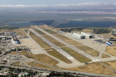 Moffett Field nylig, mens den store hangaren fremdeles hadde tak.