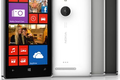 Nokia Lumia 925 leveres med metallramme og bakdeksel i farget plast.