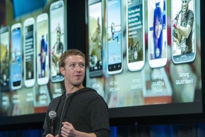 Facebook Home har etter alle solemerker fått en dårlig start. Her er toppsjef Mark Zuckerberg ved lanseringen av produktet i forrige måned.