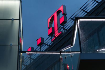 Deutsche Telekom planlegger å innføre begresninger på bredbåndskundenes anledning til å laste ned fra nettet. Det har skapt debatt om nettnøytraliteten i det tyske markedet. Bildet er fra selskapets hovedkontor i Bonn.