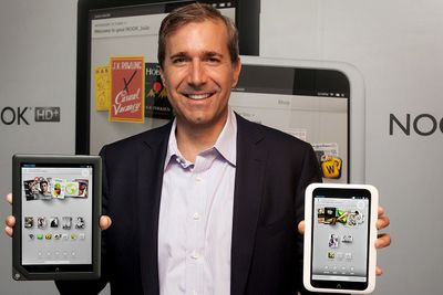 TAPSSLUK: Barnes & Noble-direktør William Lynch med to av selskapets Android-baserte brett, som har påført bokgiganten store tap.
