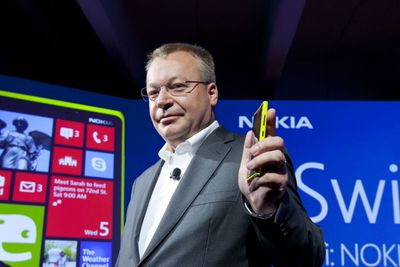 Nokias toppsjef, Stephen Elop, fikk så hatten passet av sine eiere tirsdag. Presset mot å droppe Microsoft-eksklusivitet øker proposjonalt med svekket markedsposisjon.