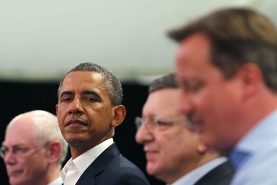 Det er spenning mellom USA (her representert av president Obama) og europeiske toppledere. Ytterst til venstre Herman Van Rompuy, i midten Jose Manuel Barroso og ytterst til høyre: britenes statsminister David Cameron.    