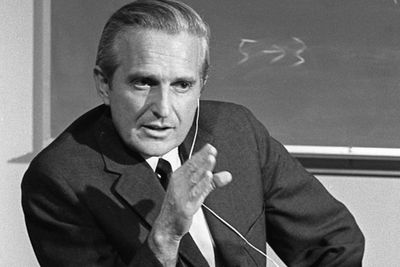 Douglas «Doug» Engelbart gikk bort 88 år gammel tirsdag. På bildet fra Stanford Research Institute øver Engelbart på det som skulle bli kjent som verdens beste presentasjon. 