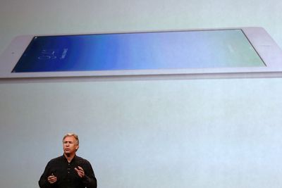 Apples markedsjef Phil Schiller, annonserte en ny iPad - som har fått navnet Air. Samtidig kom en Mini-versjon med Retina, Men den største nyheten er at Apple kutter prisene på flere programvarepakker og sitt nye OS X Mavericks. 