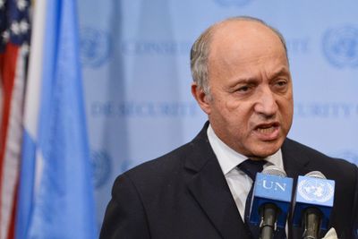 I forkant av et møte med USAs utenriksminister John Kerry om Syria, innkalte Frankrikes utenriksminister Laurent Fabius (bildet) den amerikanske ambassadøren i Paris på teppet: En serie artikler i Le Monde har gjort det umulig fra den franske regjeringen å vende ryggen til bevisene for massiv amerikansk digital etterretning mot landet.