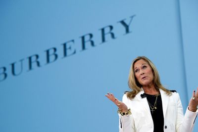 Angela Ahrendts går fra motegiganten Burberry. Nå skal hun være med å pushe iPhone og Macer i Apples butikker. 