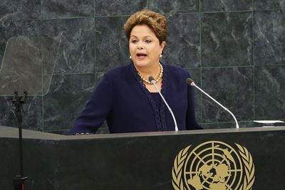 Brasils president Dilma Roussef talte til FNs hovedforsamling 24. september. Hun rettet kraftig kritikk mot amerikansk kyberspionasje mot henne selv, hennes medarbeidere, og mot Brasils statseide oljeselskap Petrobras.