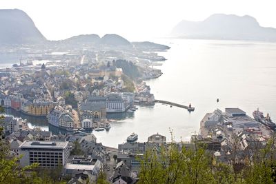 Ålesund og Sunnmørsalpene: Et strømbrudd i telesentralen i Ålesund 6. mars førte til at mobil- og datatrafikk og fasttelenfoni i 36 kommuner ble slått, og til at nødnummere ble utilgjengelig.