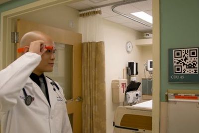 Doktor Steve Horng ved Beth Israel Deaconess Medical Center i Boston demonstrerer skanningen av QR-kode via googlebrillen.