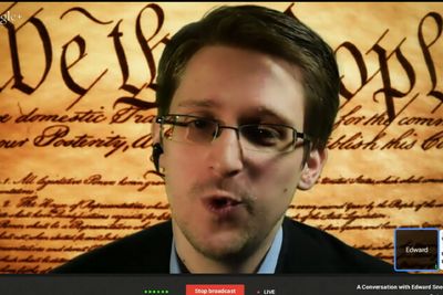 «We the People»&#8230; Med USAs grunnlov som bakgrunn lot Edward Snowden seg videointervjue fra Russland på South by Southwest-konferansen i Texas. Varsleren kom ikke med nye avsløringer. Han var opptatt av hvordan kryptering og andre teknologier kan fordyre og vanskeliggjøre masseovervåking.