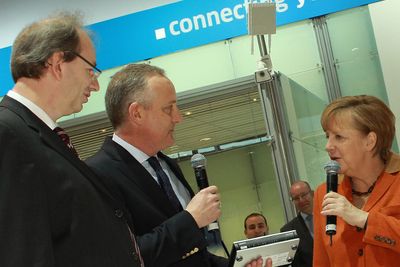 Forbundskansler Angela Merkel orienteres på CeBIT-messen av Lancom-gründere Ralf Koenzin og Stefan Herrlich.