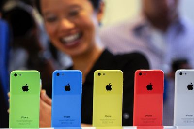 Ifølge Reuters sine amerikanske mobilkilder har etterspørselen etter iPhone 5C vært heller laber. Fredag vil salget starte av denne og toppmodellen, iPhone 5S, i det amerikanske markedet.