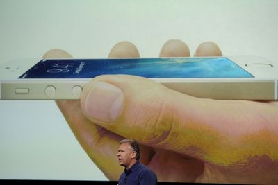 Markedssjef Paul Schiller i Apple viste frem den nye iPhone 5S - som blir levert med 64-bits brikke, betydelig forbedret kamera samt som ventet: fingeravrtykk-sensor. Det var med andre ord ikke store overraskelsene på dagens lansering.