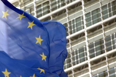 EU ønsker å fjerne roaming-avgiften og innføre samme takst på tvers av landegrenser innenfor EU-området, men planene er blitt utsatt.