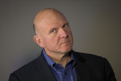 Microsofts avtroppende toppsjef Steve Ballmer kutter programvaregigantens omstridte rangeringssystem.