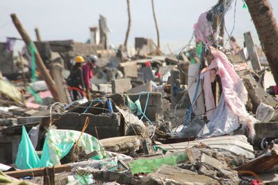 Det er slike forhold hjelpearbeiderne nå møter i byen Tacloban på Filippinene, etter at tyfonen Haiyan hadde passert.