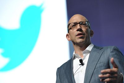 Twitters toppsjef, Dick Costolo, er nok fornøyd med at selskapet han leder har hentet inn over 10 milliarder blanke kroner fra optimistiske investorer. Men forventingene til selskapet er skyhøye.