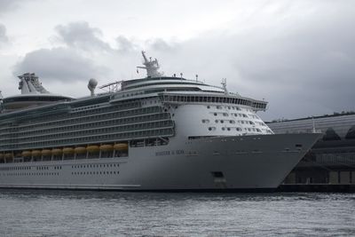 Om ikke lenge vil dette skipet få programvare fra det norske oppstartsselskapet AIMS Innovation installert på sine systemer. På bildet vises Royal Caribbean Cruises Ltds cruiseskip Mariner of the Seas til kai i Hongkong.