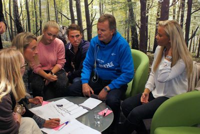 Konsernsjefen Jon Fredrik Baksaas snakker med superbrukere om fremtidens mobiltjenester.