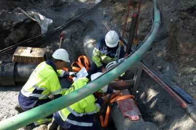 Montører for Lyse er i gang med å legge fiber, en aktivitet som kan koste mye penger. Det er her kostnaden ligger for full bredbåndsdeking. Prislappen dersom samtlige husstander skal komme opp i 100 Mbps vil være på mellom 20 og 30 milliarder kroner, antar analytiker.