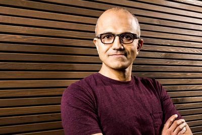 Satya Nadella tar over roret etter Steve Ballmer og blir Microsoft tredje toppsjef. 