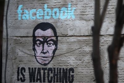 Fra et veggmaleri i Lavapiés i Madrid, fotografert 2. oktober 2012. Den typiske Facebook-brukeren reagerer ikke slik: Han eller hun oppfatter ikke at «Facebook ser deg», men heller at «Facebook er å se».