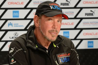 Larry Ellison 25. september i år, svært fornøyd etter å ha vunnet regattaen Americas Cup.