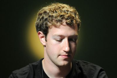 Facebook, med gründer og toppsjef Mark Zuckerberg i spissen, må svare på anklager fra forbanna investorer. 