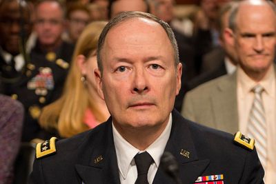 NSA-topp, General Keith Alexander, er under stort press. Et utvalg nedsatt av president Barack Obama vil stramme kraftig inn på bruken av overvåkning. 