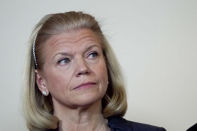 IBMs toppsjef, Ginni Rometty, må forsvare seg mot anklager fra en sinna aksjonær. Et pensjonsfond mener selskapets forhold til NSA har kostet flere milliarder kroner. 