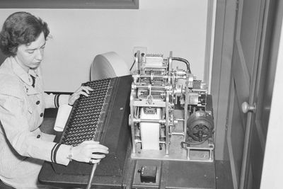 Grace Hopper fotografert den 5. august 1944 mens hun jobber med en manuell hullbåndmaskin, lenge før hun ble admiral.