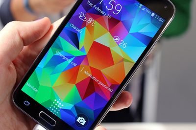 BETAL MED ET FINGERAVTRYKK: Med Samsung Galaxy S5 kan man bruke fingeravtrykkssensoren til å autentisere betalinger med PayPal.