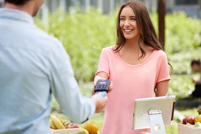 iZettles kortleser fungere mot en app på en iPhone eller, som her, en iPad, og krever konto hos iZettle. Kortleseren kommuniserer med nettbrettet over Bluetooth. iZettle har justert prismodellen og gjør løsningene rimeligere å bruke.