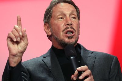 Det peker ikke oppover for Oracle. Toppsjef, Larry Ellison kunne onsdag presentere svake resultater. 