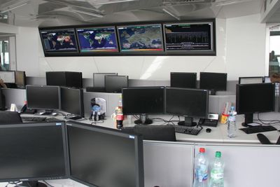 Et rolig øyeblikk i ESETs viruslab og operasjonssentral i Bratislava, som kalles for «Houston». Selv om dimensjonene nok er noe mindre enn NASA kommandosentral i byen med samme navn, er det også betydelige likheter. På de store skjermene kan vises oppdatert informasjon om utrulling av oppdateringer til antiskadevare-produkter, sikkerhetsrelaterte hendelser globalt og i Europa, samt en hel mengde intern statistikk. 