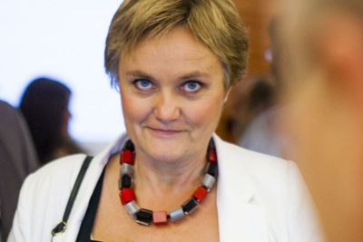 Fornyningsminister Rigmor Aasrud (Ap) reverserer nå forgjengerens politikk og slipper Microsofts dokumentformat inn i varmen.
