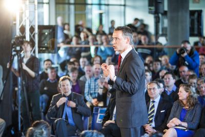 Rundt 400 Telenor-ansatte og ledelsen  fikk torsdag besøk av Jens Stoltenberg, som under et allmøte roste dem alle opp i skyene.