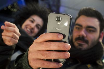 Da Samsung lanserte Galaxy S 4 fikk de enorm oppmerksomhet verden over. Men at det er en Android-telefon ble knapt nevnt. Har Google grunn til å frykte den sørkoreanske giganten?