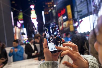 Samsung lanserte i natt sitt nye flaggskip, Galaxy S 4, under en stor tilstelning ved Times Square i New York. Men vil telefonen være spekket med så mye nytt at forbrukerne vil stille seg i kø?