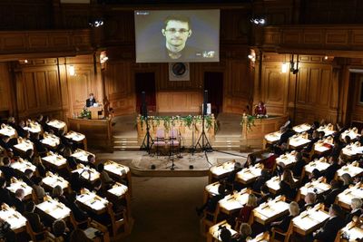 &#8211; Alt vi har ofret har vært verdt det og jeg ville gjort det om igjen, sa den amerikanske varsleren Edward Snowden da han holdt takketale via videolink fra Moskva mandag. Snowden mottok mandag den svenske stiftelsen Right Livelihoods hederspris.