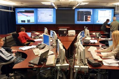 Oljesektoren produserer ekstremt store datamengder som det er komplisert å sette sammen for å kunne brukes til beslutningsstøtte. Nå skal det snekres nye verktøy. Bildet er fra et kontrollrom hos BP.