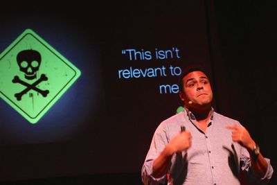 Den verste synden er å tenke at disruptiv teknologi ikke er relevant for deg. Da tenker du for smått. Brått har en jypling fra en helt annen bransje fullstendig tatt over kundene dine, mener Jonathan MacDonald.