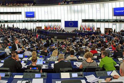 Europaparlamentet skal denne uken stemme over et forslag om å åpne for splitting av selskaper som står bak dominerende søketjenester. I praksis er et bare Google som har en slik posisjon i Europa.