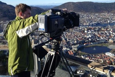 Fotograf Håvard Risebrobakken på opptak i Bergen. Snart kommer dokumentarfilmen om DLD til en skjerm nær deg.