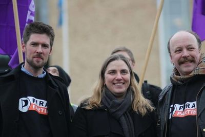 Det norske Piratpartiet tok tirsdag over rutingen av trafikk til The Pirate Bay fra sitt svenske søsterparti. På bildet ser vi styremedlem Øystein Middelthun i det norske Piratpartiet (t.v) og Anna Tronberg, som leder det svenske søsterpartiet. Til høyre: Partileder Geir Aaslid. 