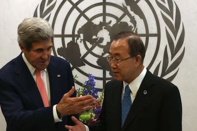 USAs utenriksminister John Kerry møtte tidligere i sommer FNs generalsekretær Ban Ki-moon. Spørsmålet er om neste møte blir like hyggelig. Det tyske magasinet Der Spiegel kunne denne helgen avdekke massiv hacking fra NSA rettet mot nettopp FN.