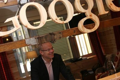 Jan Grønbech i Google Norge er ikke kjent med at Googles såkalte 20 prosent-tilbud til ansatte forsvinner. På kontoret i Oslo praktiseres ordningen fortsatt.